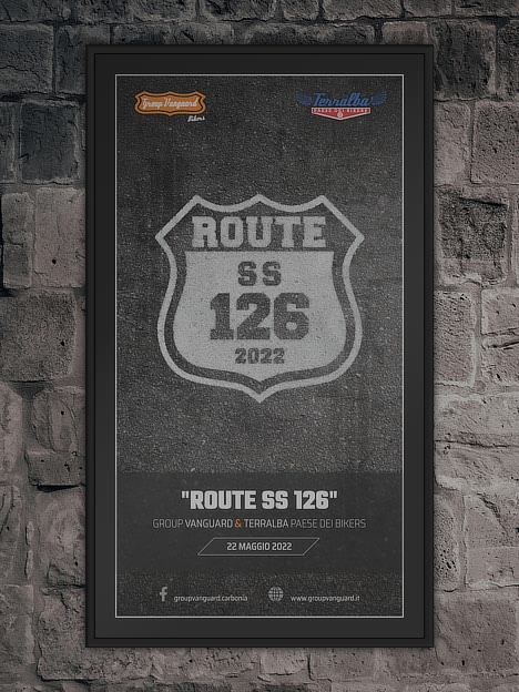 Poster Route SS126 2022 incorniciato su un muro